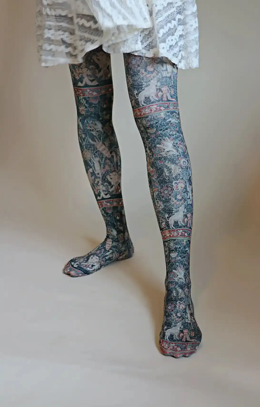 Large Leaf Verdure with Animals Printed Tights